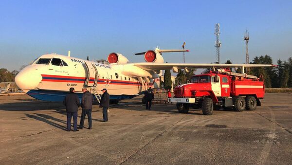 Бе-200 в аэропорту Сухума  - Sputnik Абхазия