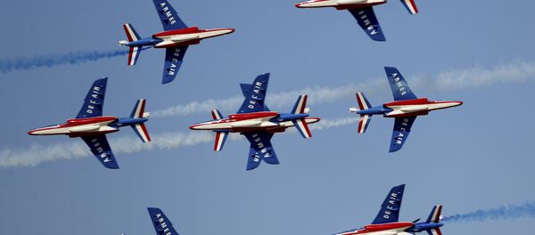 Французская пилотажная группа Patrouille de France во время выступления на международном авиасалоне Dubai Airshow 2019 в Дубае - Sputnik Абхазия