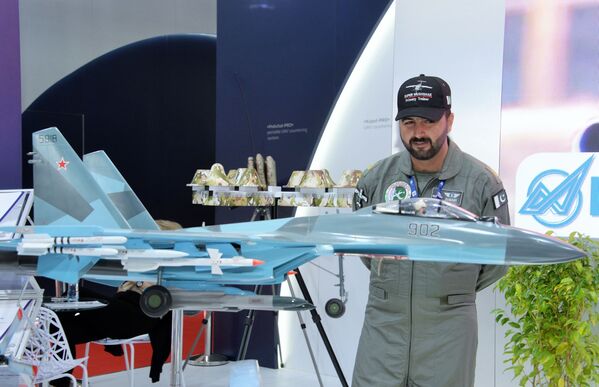 Макет многоцелевого истребителя Су-35 на международном авиасалоне Dubai Airshow 2019 в Дубае - Sputnik Абхазия