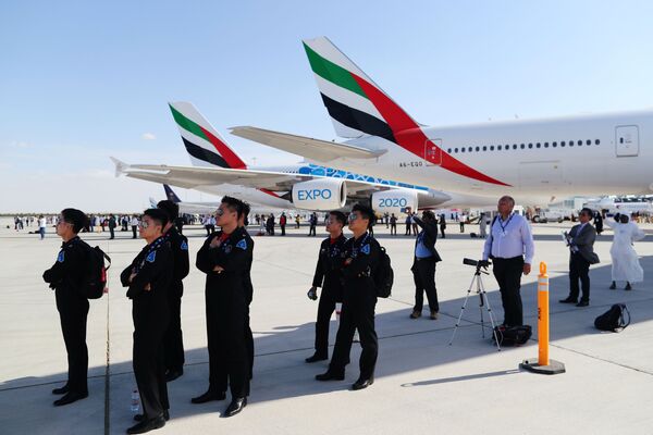 Посетители смотрят воздушные выступления на международном авиасалоне Dubai Airshow 2019 в Дубае - Sputnik Абхазия