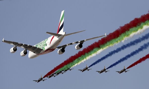 Самолет A-380 авиакомпании Emirates и пилотажная группа «Рыцари»  во время выступления на международном авиасалоне Dubai Airshow 2019 в Дубае - Sputnik Абхазия