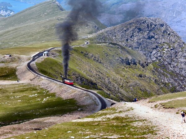 Вид на проезжающий поезд в Северном Уэльсе - Sputnik Абхазия