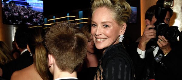 Актриса Шарлиз Терон испробовала много способов, пытаясь справиться с зависимостью от сигарет. Достичь цели ей помог гипноз. Актриса Шарлиз Терон испробовала много способов, пытаясь справиться с зависимостью от сигарет. Достичь цели ей помог гипноз. - Sputnik Абхазия