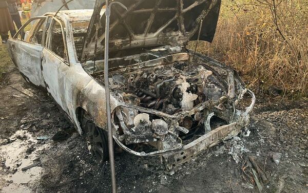 Сгоревший автомобиль на котором неустановленные лица скрылись с места  - Sputnik Абхазия