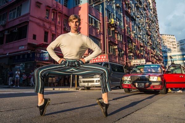Снимок Own the streets of Hong Kong фотографа из Гонгконга, представленный на фотоконкурсе The World's Best Photos of #Fashion2019  - Sputnik Абхазия