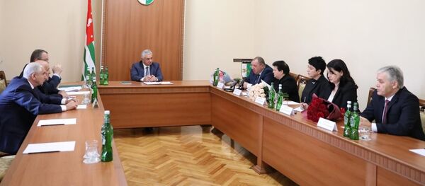 Выбор свободы: Хаджимба встретился с судьями накануне 25-летия Конституции  Выбор свободы: Хаджимба встретился с судьями накануне 25-летия Конституции - Sputnik Абхазия