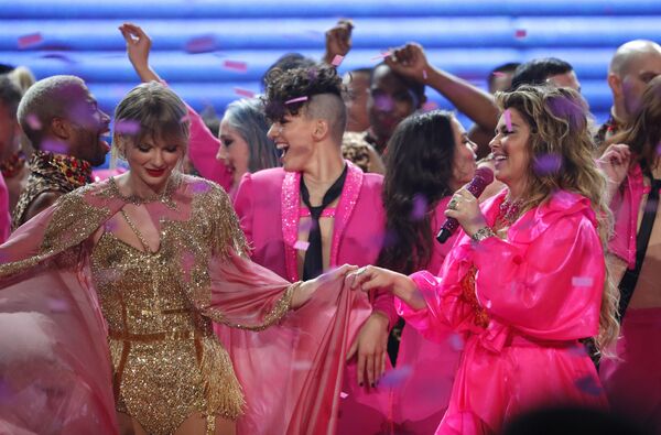 Певицы Тейлор Свифт и Шанайя Твейн на церемонии награждения 2019 American Music Awards в Лос-Анджелесе  - Sputnik Абхазия
