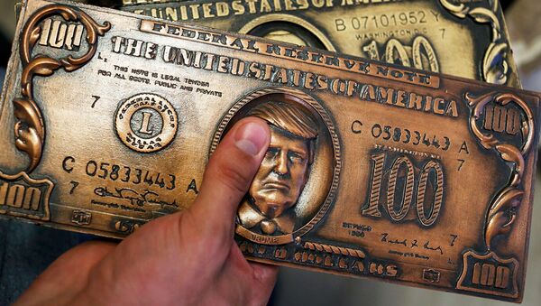 Пластина для печати сувенирных долларовых купюр с изображением президента США Дональда Трампа - Sputnik Абхазия
