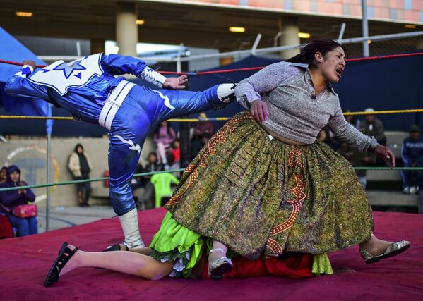 Боливийский борец Ана Луиза Юйра Дженифер Два Лица во время поединка с борцом-мужчиной в Эль-Альто, Боливия - Sputnik Абхазия