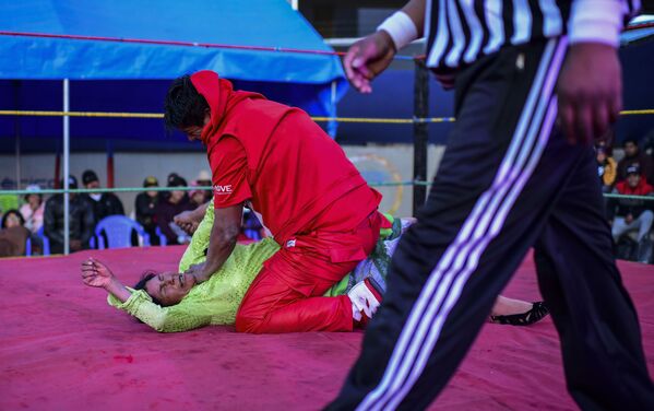 Боливийский рестлер Лидия Флорес «Дина, королева ринга» во время поединка в Эль-Альто - Sputnik Абхазия