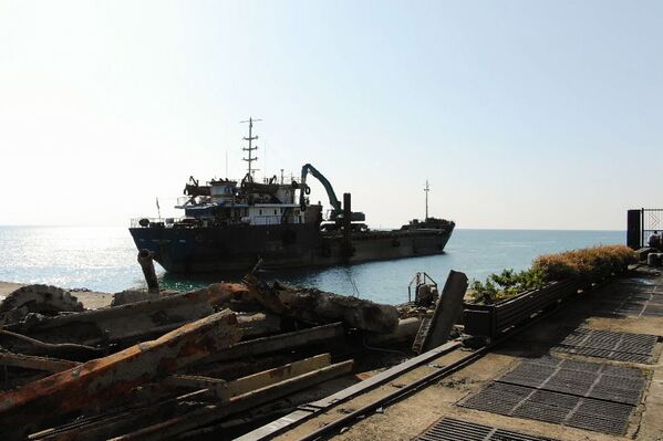 Чистка дна в порту  - Sputnik Абхазия