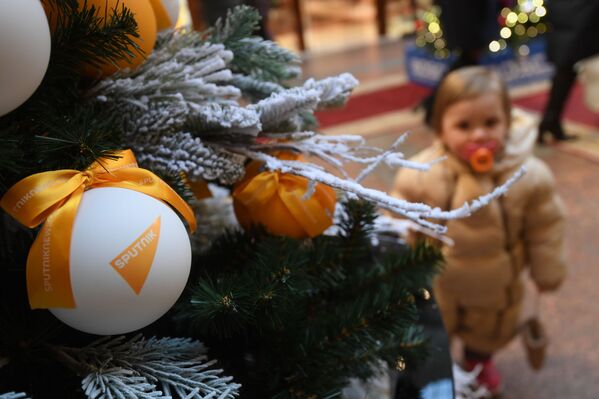 Елочный шар с логотипом Sputnik на цифровой елке Sputnik в ГУМе - Sputnik Абхазия