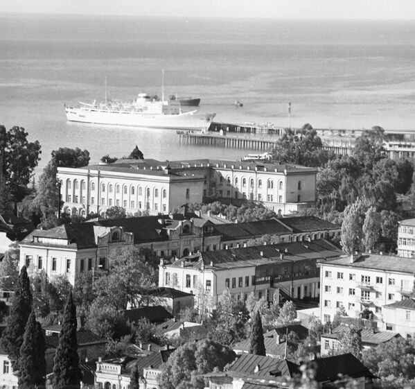 Вид на город и морской порт в Сухуми. - Sputnik Абхазия