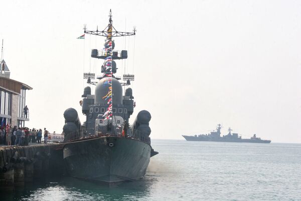 Ракетный крейсер Москва в порту Сухуми - Sputnik Абхазия