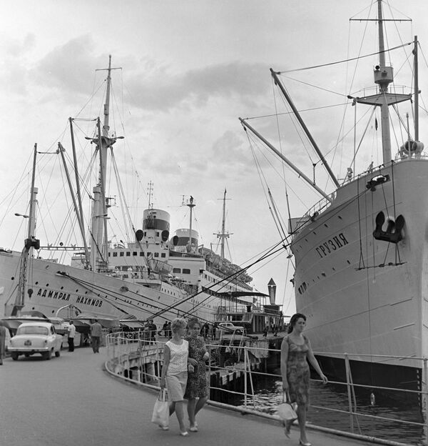 Корабли на пристани в Сухумском морском порту. - Sputnik Абхазия