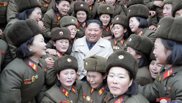 Лидер КНДР Ким Чен Ын с женским подразделением Корейской народной армии - Sputnik Абхазия