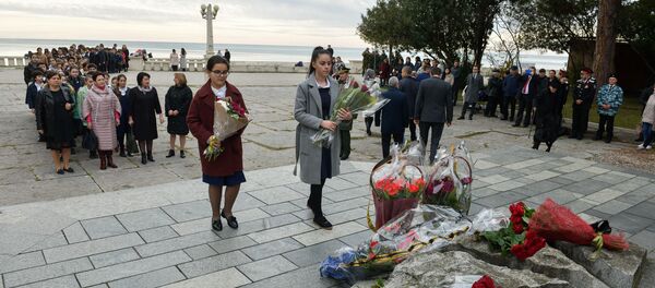 Возложение цветов к памятнику Неизвестному солдату  - Sputnik Абхазия
