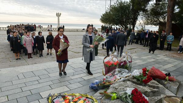Возложение цветов к памятнику Неизвестному солдату  - Sputnik Абхазия
