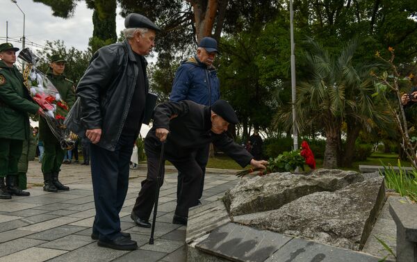 Возложение цветов к памятнику Неизвестному солдату    - Sputnik Абхазия