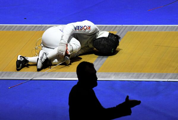 Спортсменка из Южной Кореи Хо Чун в командных соревнованиях на рапирах среди мужчин на чемпионате мира по фехтованию в Будапеште - Sputnik Абхазия