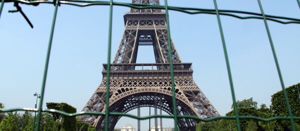 Эйфелева башня в Париже, архивное фото Эйфелева башня в Париже, архивное фото - Sputnik Абхазия