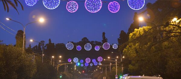 Светодиодные огни на проспекте Леона в Сухуме - Sputnik Абхазия