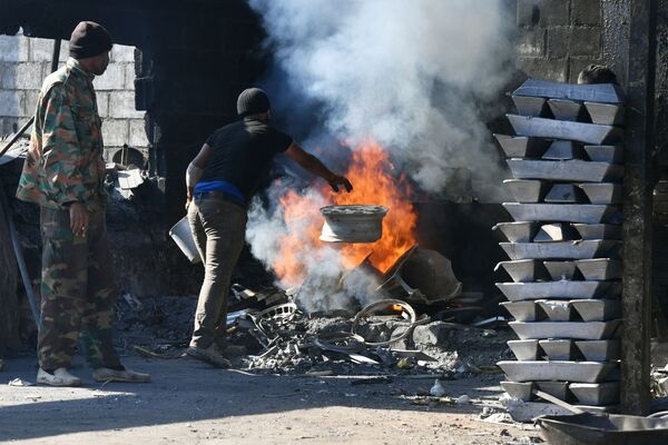 Рабочие выплавляют алюминиевые чушки на частном заводе вблизи Дамаска - Sputnik Абхазия