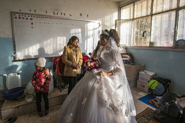 Беженка в день свадьбы в школе, переоборудованной под временное жилье в городе Эль-Хасака в Сирии - Sputnik Абхазия