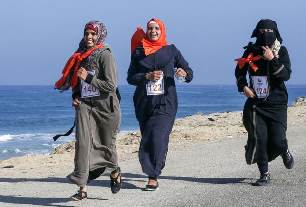 Палестинские женщины, бегущие марафон в секторе Газа - Sputnik Абхазия