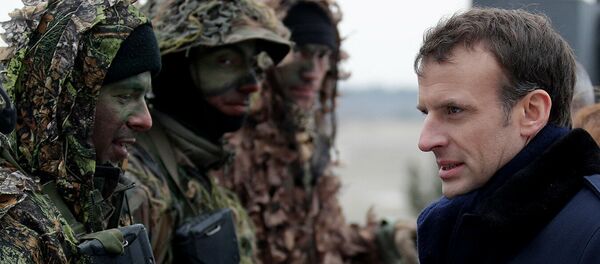 Президент Франции Эммануэль Макрон во время военных учений французской армии. Архивное фото Президент Франции Эммануэль Макрон во время военных учений французской армии. Архивное фото - Sputnik Абхазия