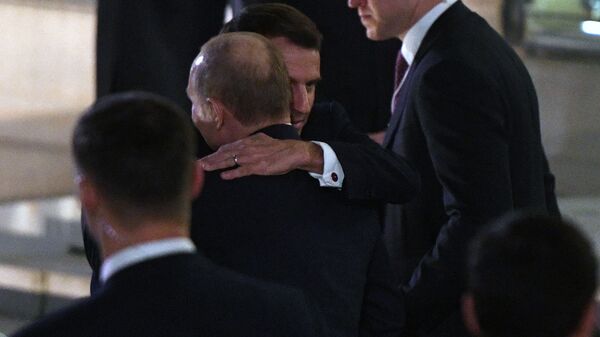 Владимир Путин и Эммануэль Макрон прощаются после встречи в Нормандском формате в Елисейском дворце - Sputnik Абхазия