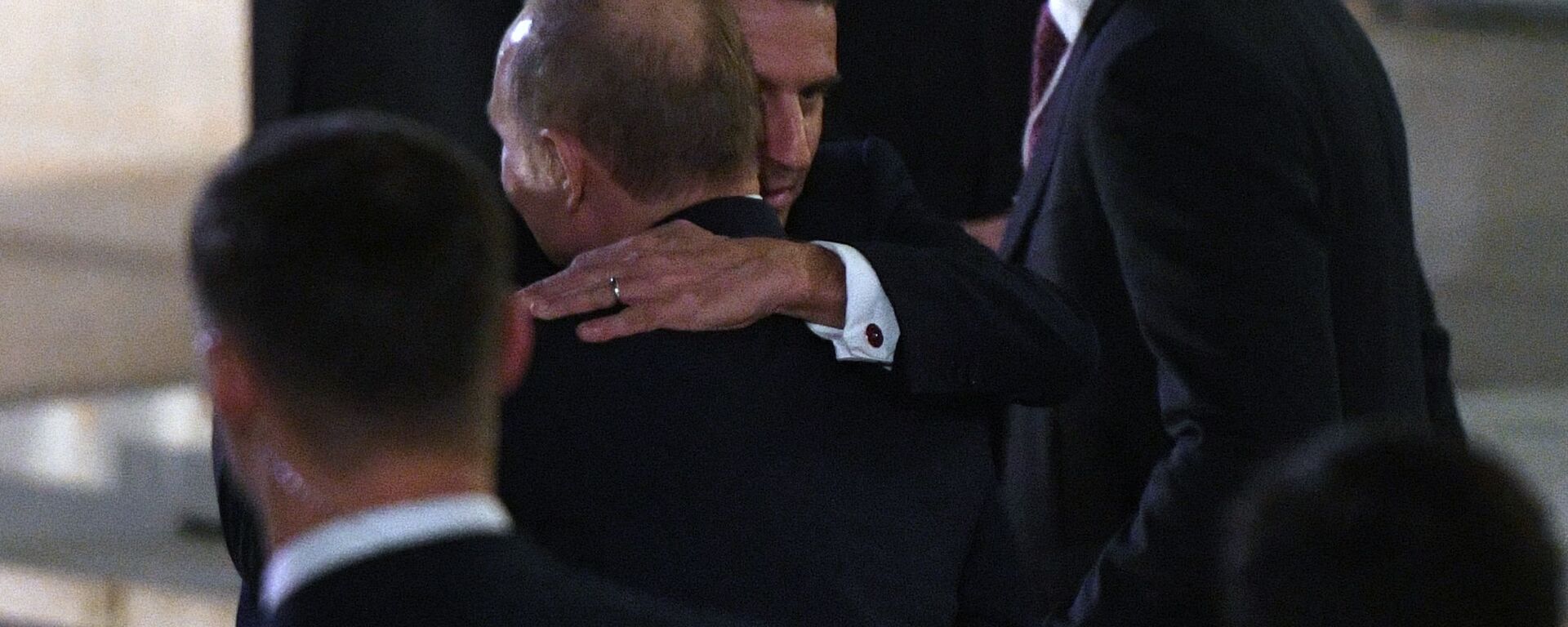 Владимир Путин и Эммануэль Макрон прощаются после встречи в Нормандском формате в Елисейском дворце - Sputnik Абхазия, 1920, 16.03.2026