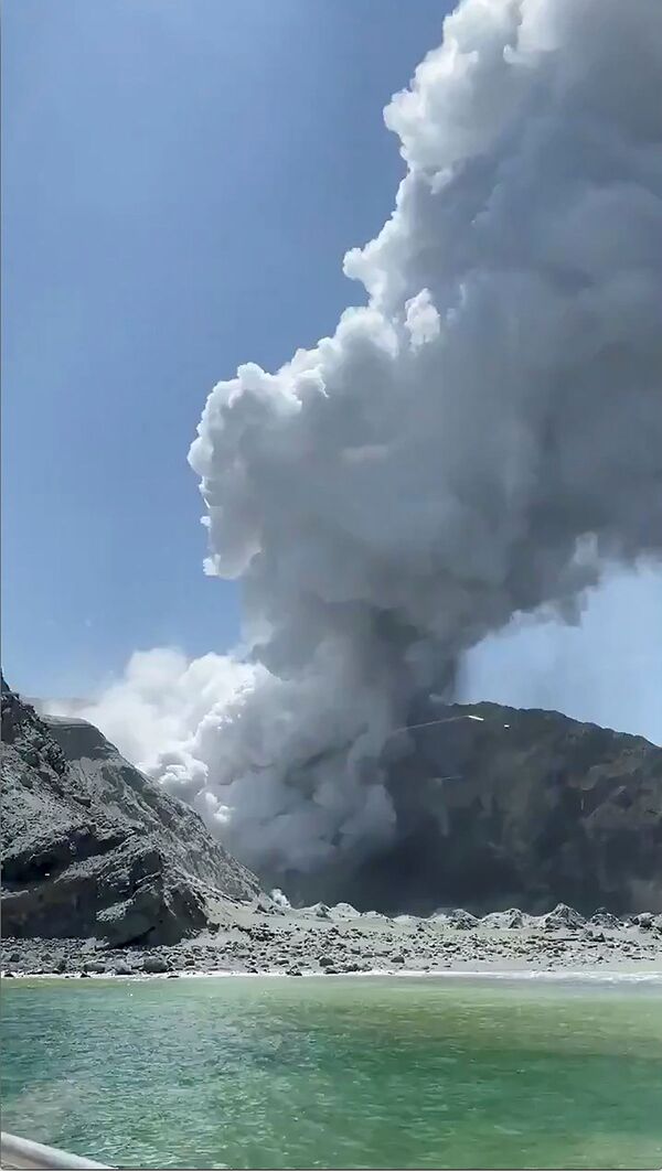Извержение вулкана на острове Уайт-Айленд в Новой Зеландии - Sputnik Абхазия