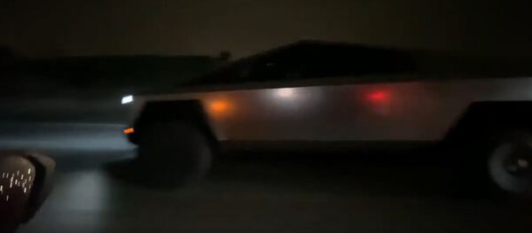 Илон Маск прокатился на Cybertruck по Лос-Анджелесу  - Sputnik Абхазия