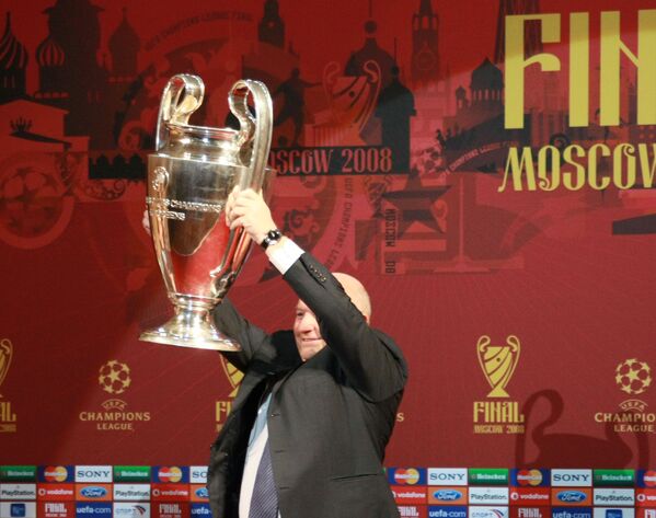 Мэр Москвы Юрий Лужков во время церемонии передачи кубка футбольной Лиги чемпионов в ГУМе в Москве, 2008 год - Sputnik Абхазия
