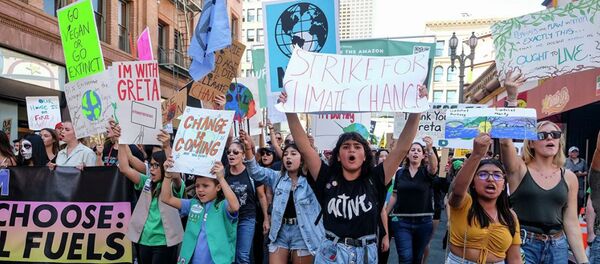 Активисты участвуют в студенческом марше по изменению климата  Активисты участвуют в студенческом марше по изменению климата  - Sputnik Абхазия