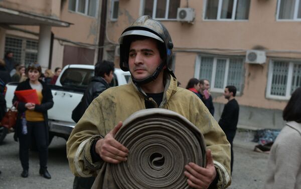 В здании Кабинета министров Абхазии в Сухуме на улице Званба, 9 из-за короткого замыкания загорелась елка - Sputnik Абхазия