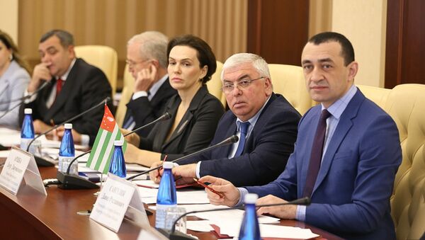 В Симферополе состоялось Второе заседание Совместной комиссии по торгово-экономическому, научно-техническому и гуманитарному сотрудничеству между Республикой Абхазия и Республикой Крым - Sputnik Абхазия