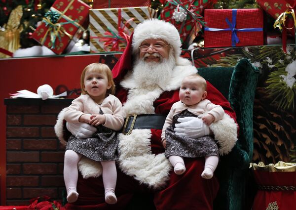 Санта Клаус с детьми в торговом центре Мэн Молл, США - Sputnik Абхазия