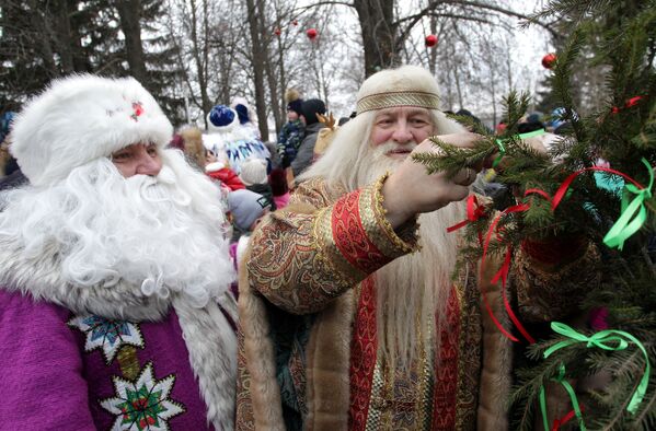 Удмуртский Дед Мороз Тол Бабай (слева) с другим сказочным персонажем - Sputnik Абхазия