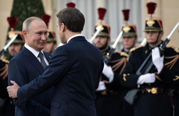 Владимир Путин и Эммануэль Макрон на церемонии официальной встречи в Елисейском дворце - Sputnik Абхазия