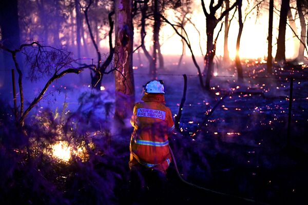 Пожарный использует встречный пал во время пожаров в Австралии - Sputnik Абхазия