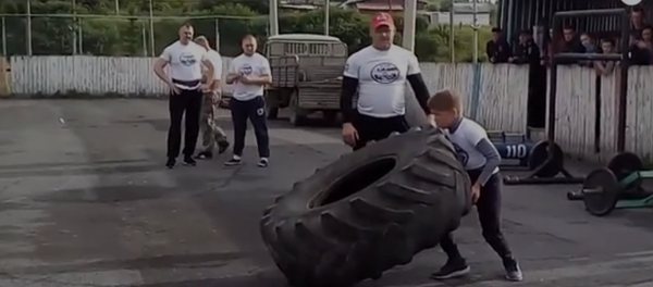 Юный силач из села Шаля поднимает недетский груз Юный силач из села Шаля поднимает недетский груз - Sputnik Абхазия