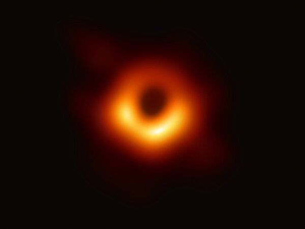 Изображение черной дыры в центре галактики M87, полученное с помощью телескопа Event Horizon Telescope - Sputnik Абхазия