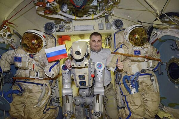 Антропоморфный робот Skybot F-850 с космонавтом Роскосмоса Алексеем Овчининым на борту МКС - Sputnik Абхазия