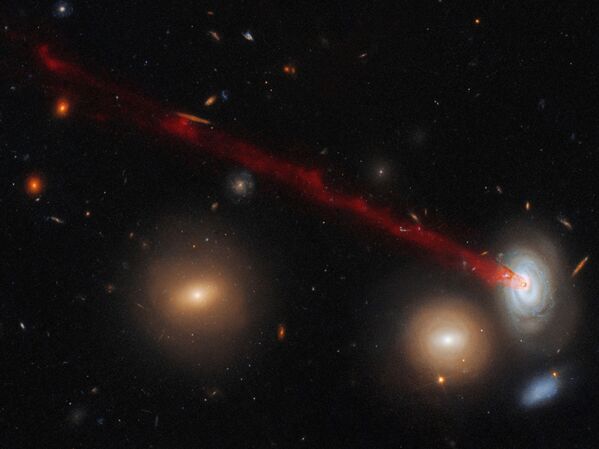 Длинный газовый хвост спиральной галактики D100 - Sputnik Абхазия