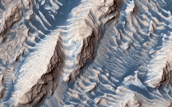 Снимок осадочных пород и песка внутри кратера Даниэльсон на Марсе, сделанный космическим кораблем Mars Reconnaissance Orbiter - Sputnik Абхазия