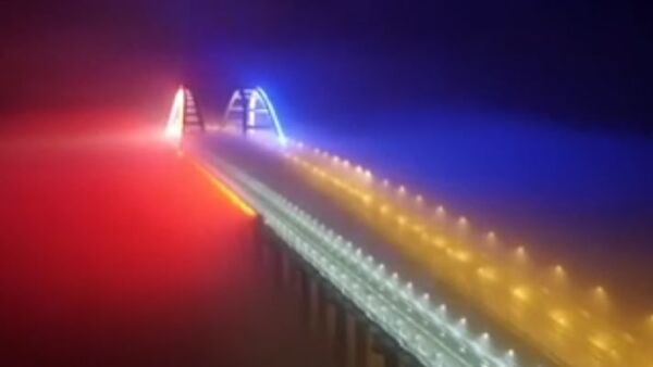 Крымский мост окрасили в российский триколор - Sputnik Абхазия