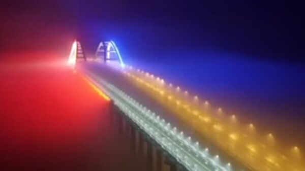 Крымский мост окрасили в российский триколор - Sputnik Абхазия