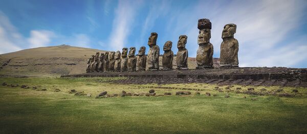 Каменные шляпы истуканов Каменные шляпы истуканов - Sputnik Абхазия